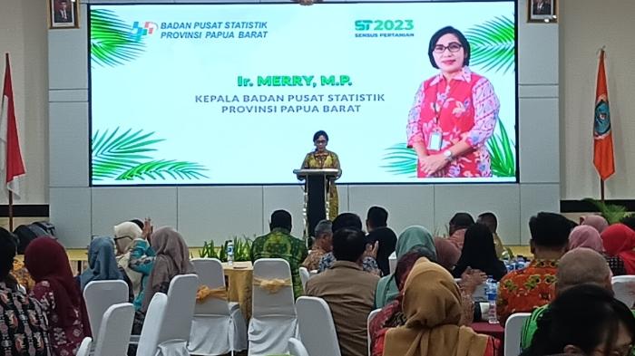 20231017_Kepala-Badan-Pusat-Statitik-BPS-Papua-Barat-IrMerry-MP-saat-memberikan-arahan.jpg