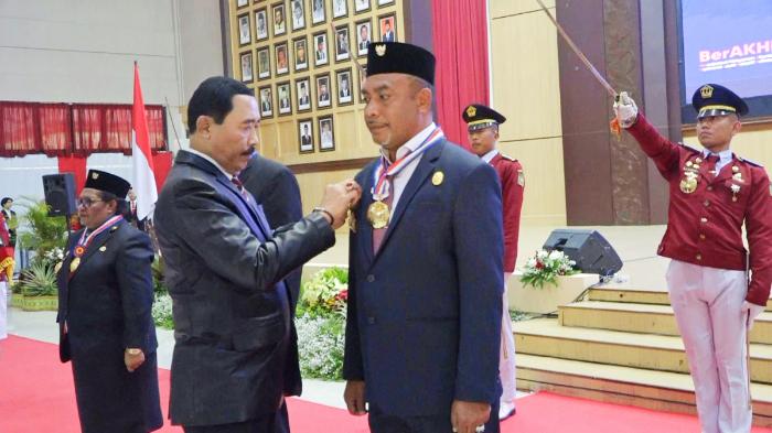 2023104_Bupati-Raja-Ampat-Abdul-Faris-Umlati-terima-penghargaan-dari-Retor-IPDN.jpg