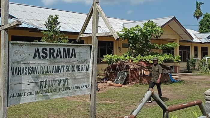 20231118_Suasana-di-depan-Asrama-Mahasiswa-Kabupaten-Raja-Ampat.jpg