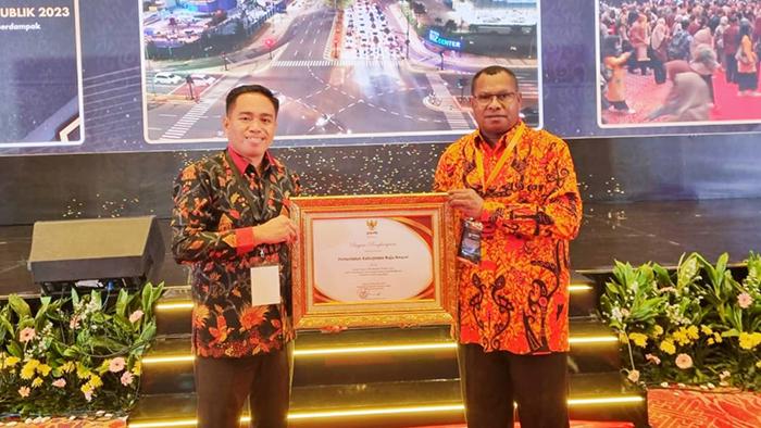 20231121_wakil-bupati-raja-ampat-menerima-penghargaan-Raja-Ampat-pelayanan-publik-terbaik.jpg