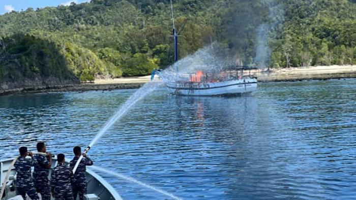 20231201_kapal-perang-koarmada-iii-padamkam-kapal-terbakar.jpg