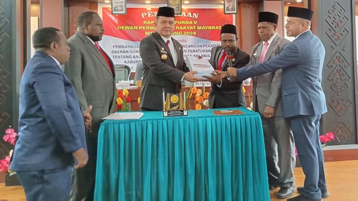 Hadiri Rapat Paripurna V DPRK Maybrat, Pj Bupati Bernhard Sampaikan Mekanisme Penyusunan RAPBD 2024