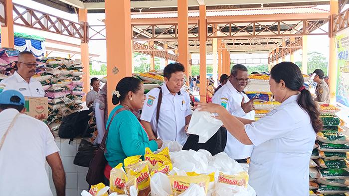 Pemkab Sorong Tertibkan Pedagang Pinggir Jalan, Wajib Pindah ke Pasar Mariat