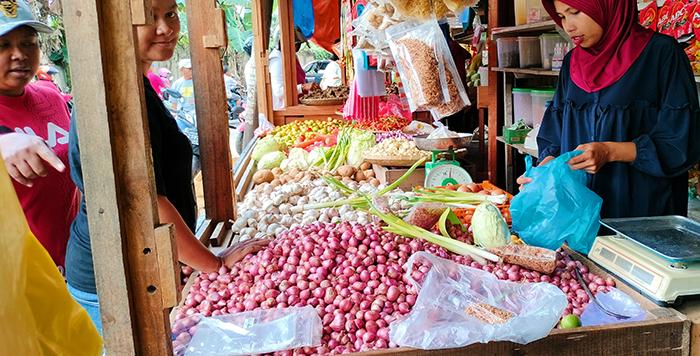 202312232_penjual-di-pasar-remu-sorong-bawang-merah-bawang-putih.jpg