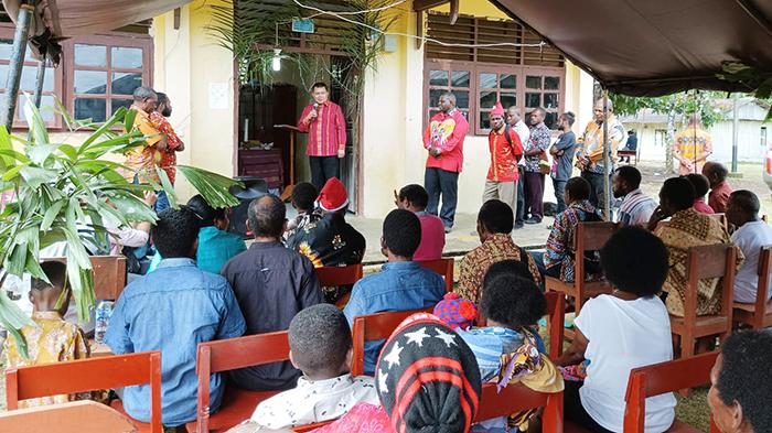 Pj Bupati Maybrat Hadiri Ibadah Natal di Kampung Ayata, Wujud Pergumulan dengan Masyarakat dan Umat