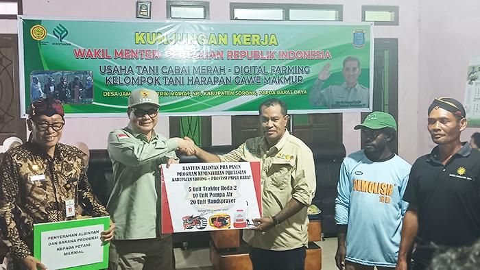 20231228_wamentan-Harvick-Hasnul-Qolbi-serahkan-bantuan.jpg