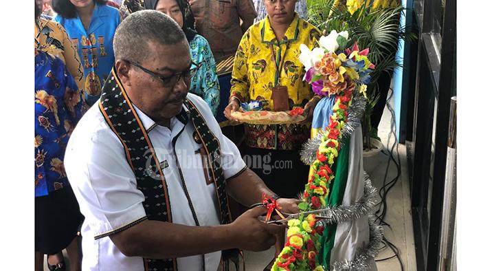20231229_Plh-Bupati-Sorong-Cliff-Agus-Japsenang-gunting-pita.jpg