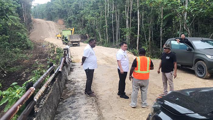 20240201_pj-bupati-maybrat-cek-jalan-mapura-kokas.jpg