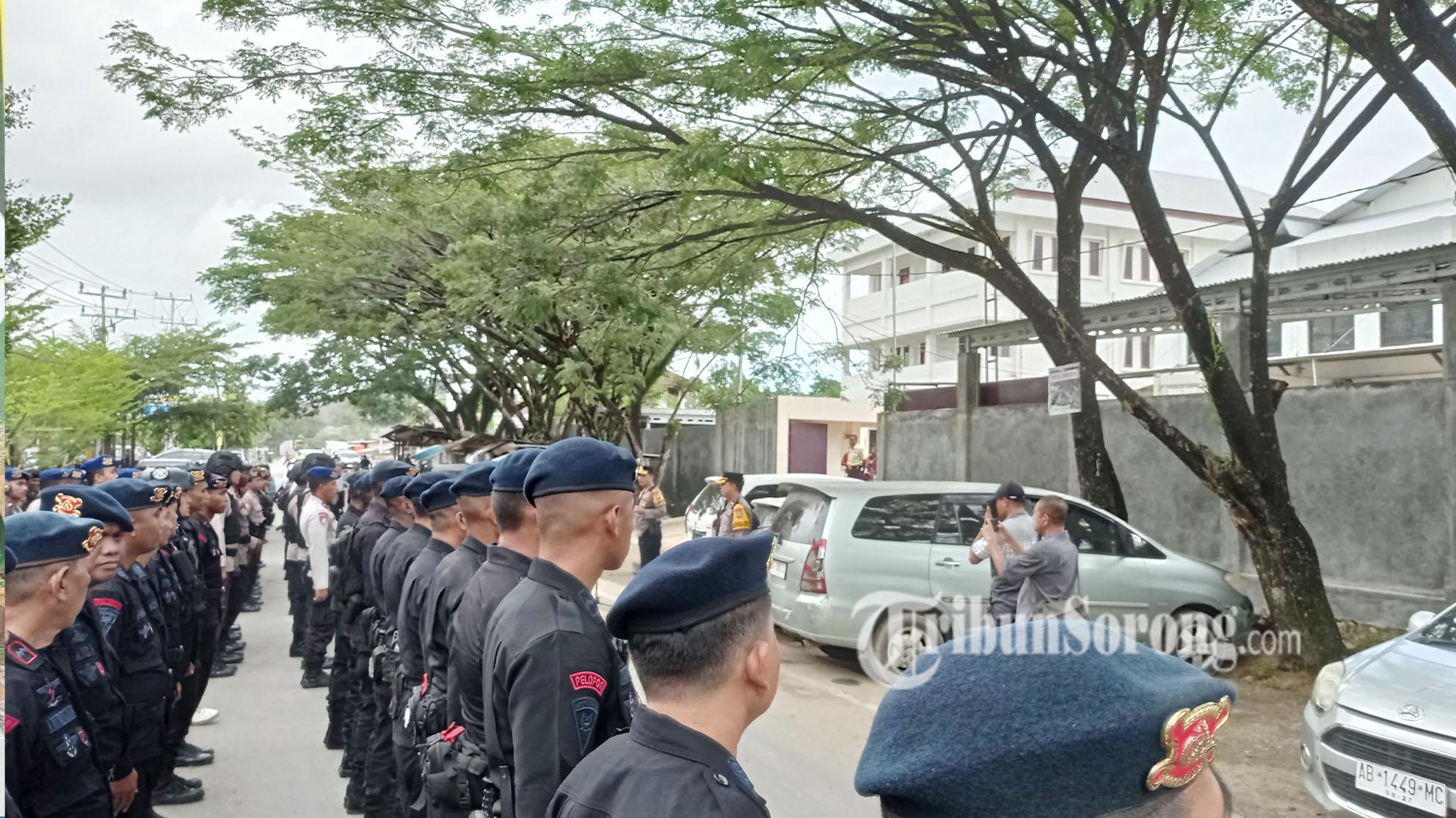 Arena Rapat Pleno Tingkat Provinsi Papua Barat Daya Dijaga Polisi Bersenjata Lengkap
