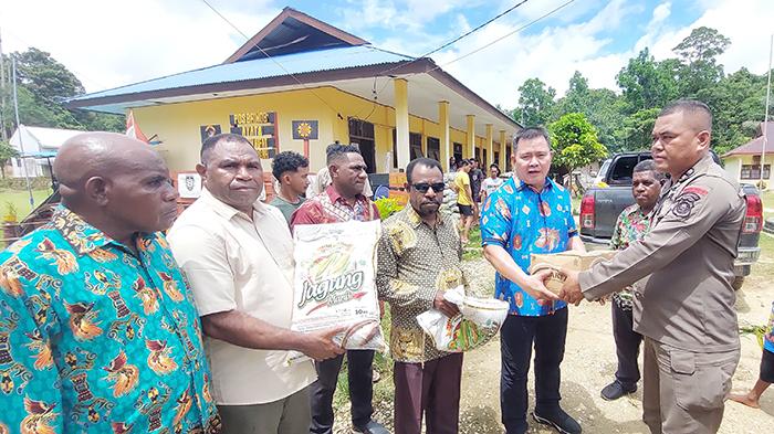 20240325_pj-bupati-maybrat-salurkan-bantuan-logistik-untuk-satgas.jpg