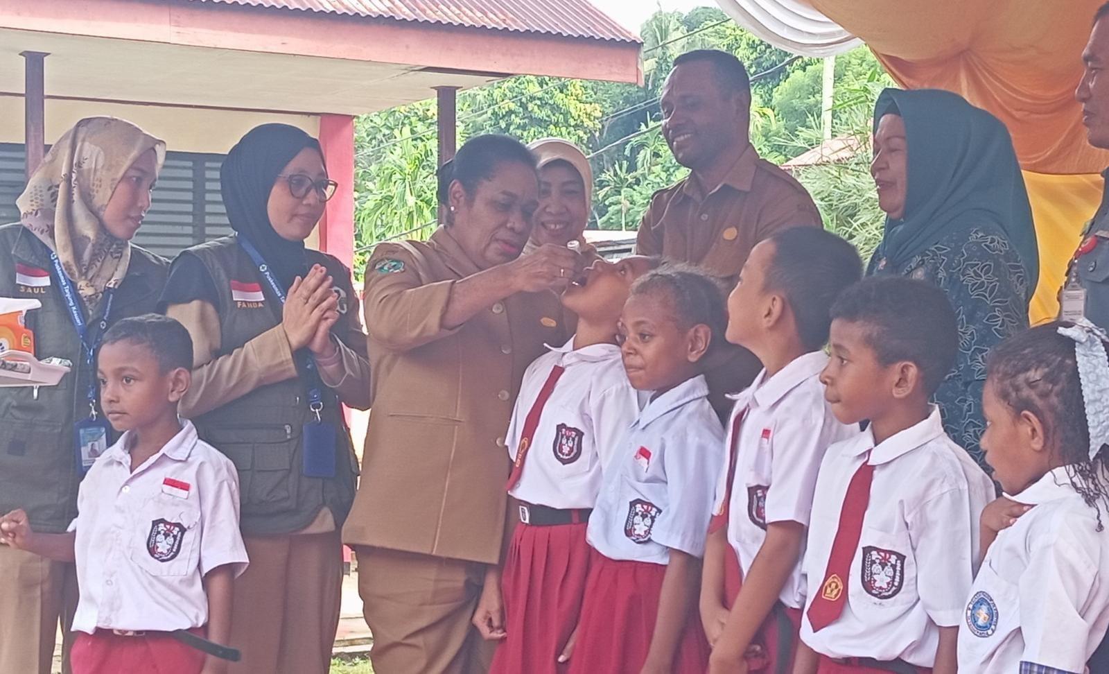 20240527_pemberian-vaksin-polio-untuk-siswa-SD-di-kota-sorong.jpg