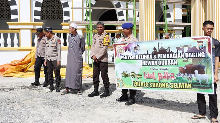 20240617_penyerahan-hewan-kurban-polres-sorong-selatan.jpg