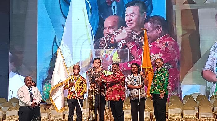 20240627_bupati-kaimana-terima-piala-bergilir.jpg