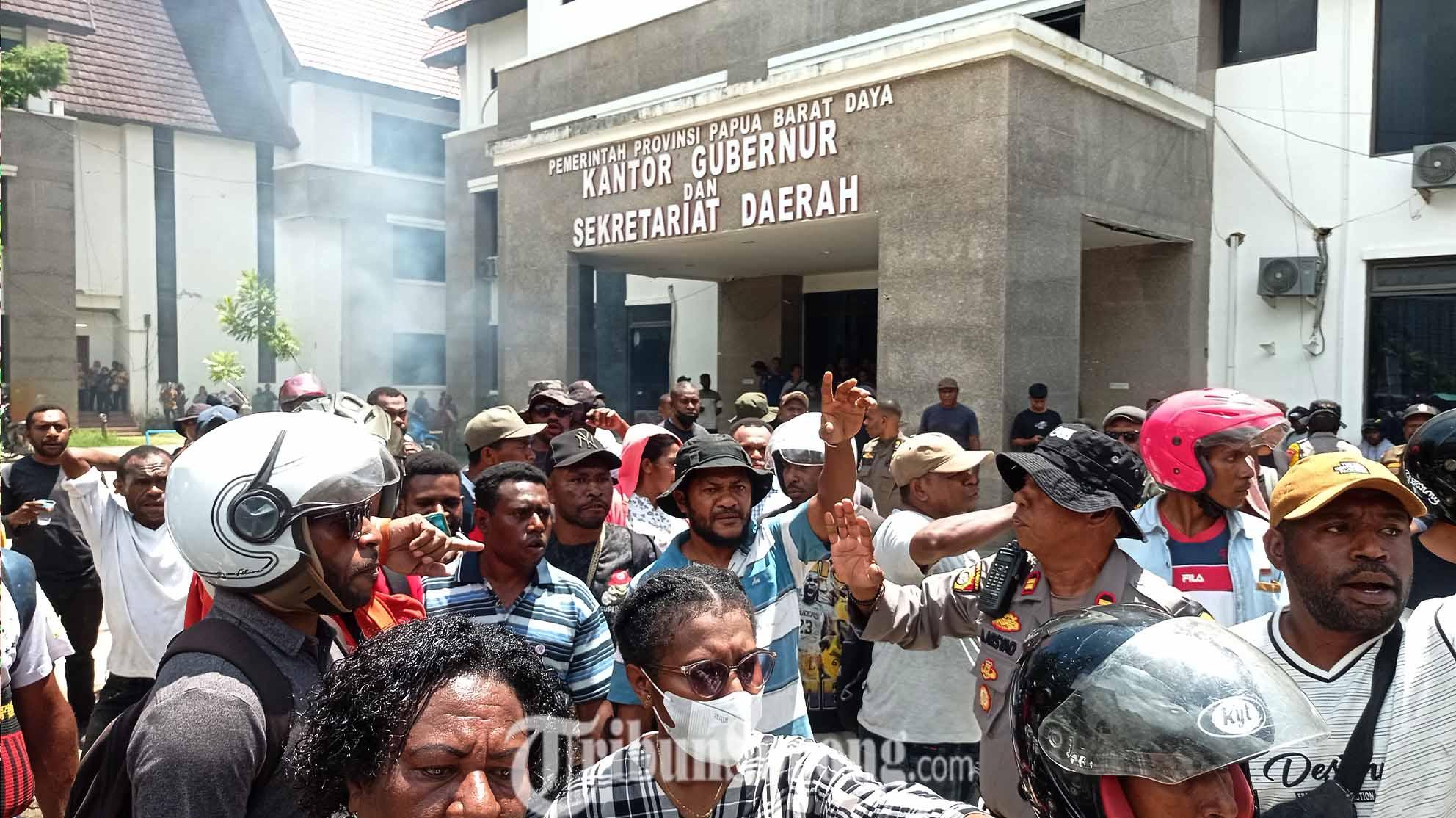 Ribuan Pencaker Geruduk Kantor Gubernur Papua Barat Daya hingga Bakar Ban Bekas, Ini Penyebabnya