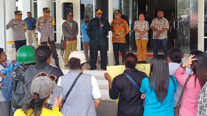 Pj Sekda Maybrat Ferdinandus Taa Respons Aksi Damai PPPK Guru dan Nakes di Kantor Bupati