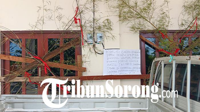 Kantor Kesbangpol Kabupaten Sorong Dipalang OTK, Diduga Karena Ini