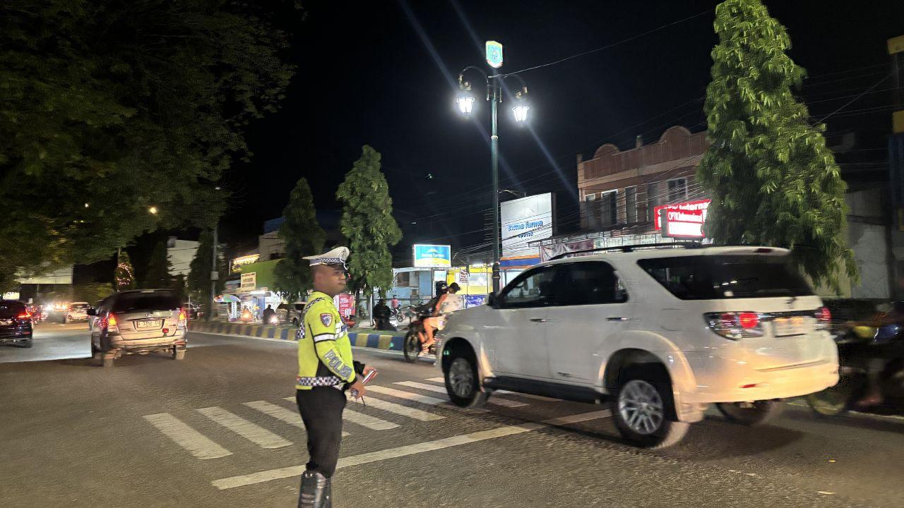 Polisi Sorong Amankan Lalu Lintas di Sekitar Masjid Agung Saat Salat Tarawih