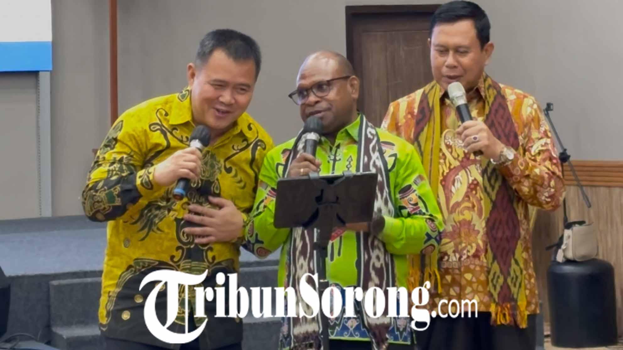 Pisah Sambut Hangat di Kota Sorong, Bernhard, Septinus, dan Anshar Nyanyikan "Kemesraan"