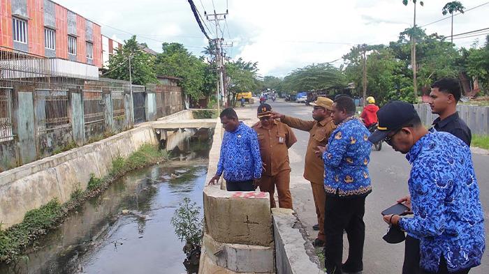 Wali Kota Sorong Tinjau Drainase di Jalan Sungai Maruni, Langsung Evaluasi Keluhan Warga