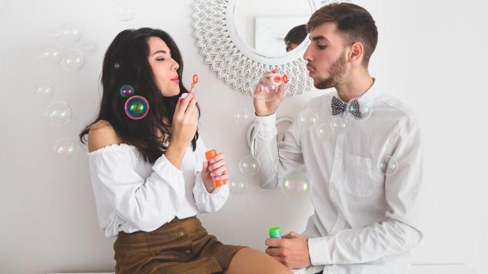 12 Ramalan Zodiak Cinta Besok Kamis 9 April 2026: Taurus Saling Terbuka, Libra Makin Ekspesif