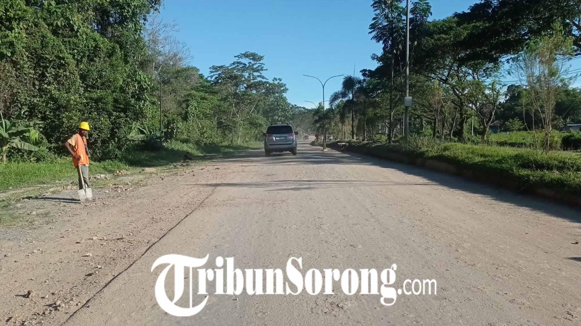 Pengendara Keluhkan Debu di Jalan Sorong-Aimas Akibat Proyek Pembangunan Kantor Gubernur
