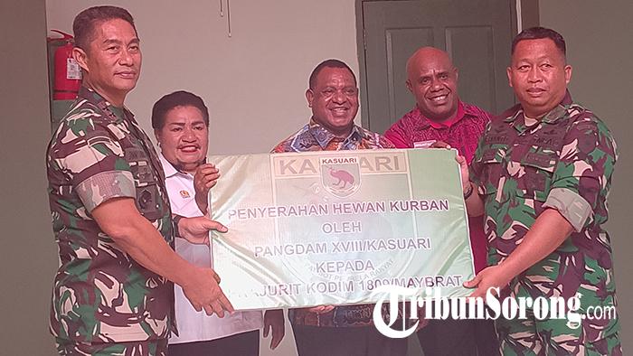20250607_penyerahan-hewan-kurban-pangdam.jpg