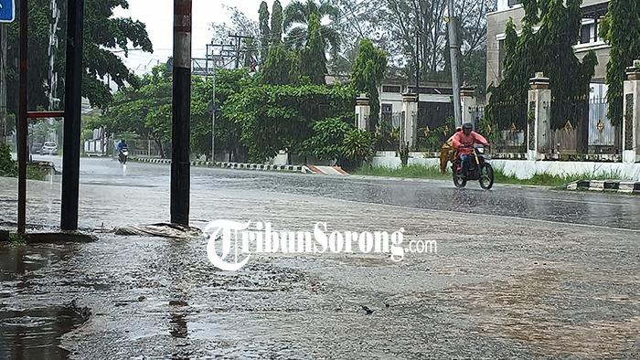 20250622_hujan-di-kota-sorong.jpg