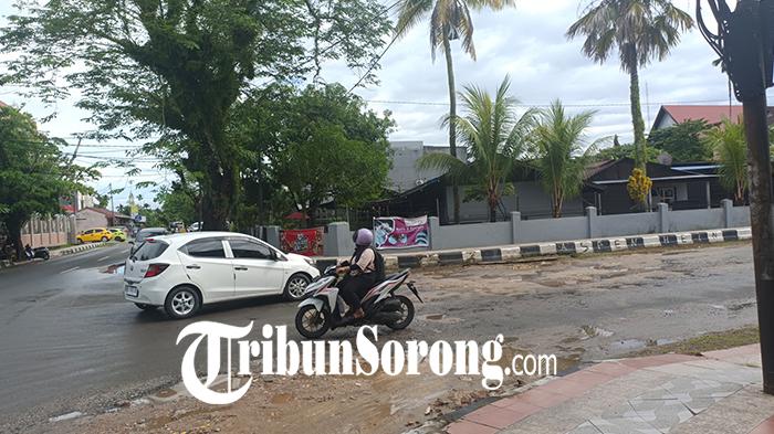 Warga Keluhkan Jalan Berlubang Dekat Kantor Gubernur Papua Barat Daya dan Wali Kota Sorong