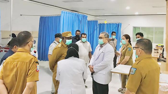 Gubernur Papua Barat Daya Jenguk Maikel Korban Tertembak saat Demo NFRPB: Biaya Kami Tanggung