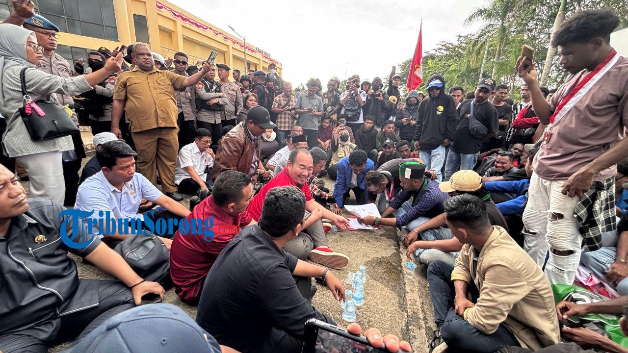 Pimpinan dan Anggota DPR Kota Sorong Lesehan di Aspal, Dengarkan Aspirasi Mahasiswa