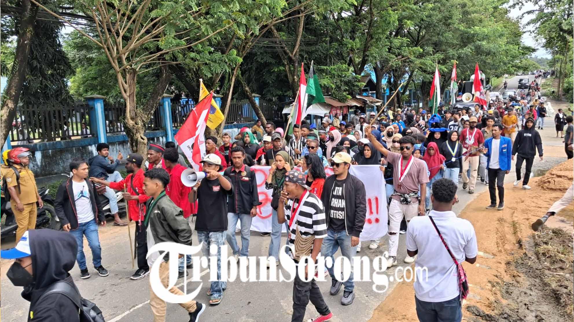 BREAKING NEWS: Mahasiswa Gelar Demo, Bergerak dari Kampus UMS Menuju Kantor DPR Kota Sorong