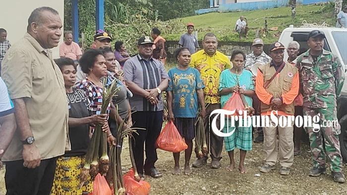 Pemkab Maybrat Salurkan Bantuan untuk Korban Banjir di Mare Selatan, Ini Pesan Bupati Karel Murafer