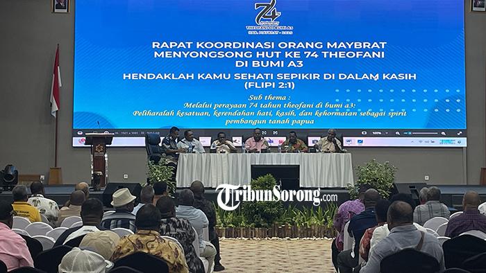 Rapat Persiapan HUT Ke-74 Teofani di Maybrat, Gubernur Elisa Kambu Serukan Persatuan dan Iman