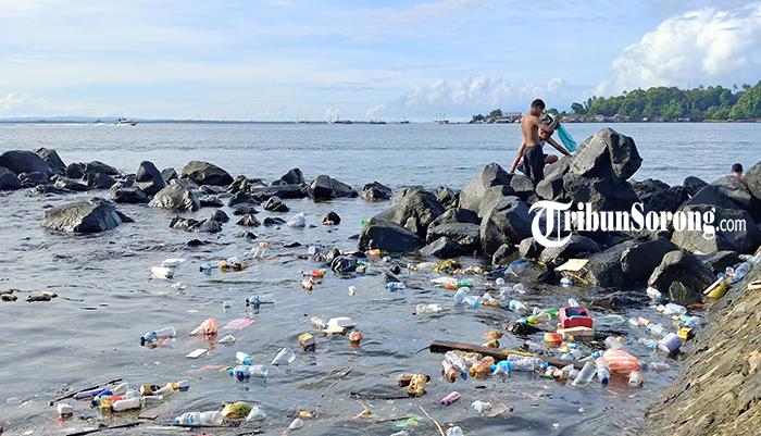 20251027_sampah-plastik-di-halte-doom-sorong.jpg