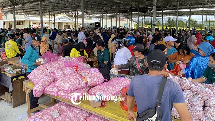 Pasar Murah di Aimas Sorong, Drop 2 Ton Bawang hingga Sayur Mayur Harga Terjangkau