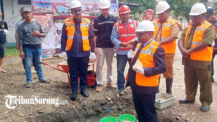 20251028_wali-kota-sorong-letakkan-batu-pertama-rtp-remu-kota-sorong.jpg