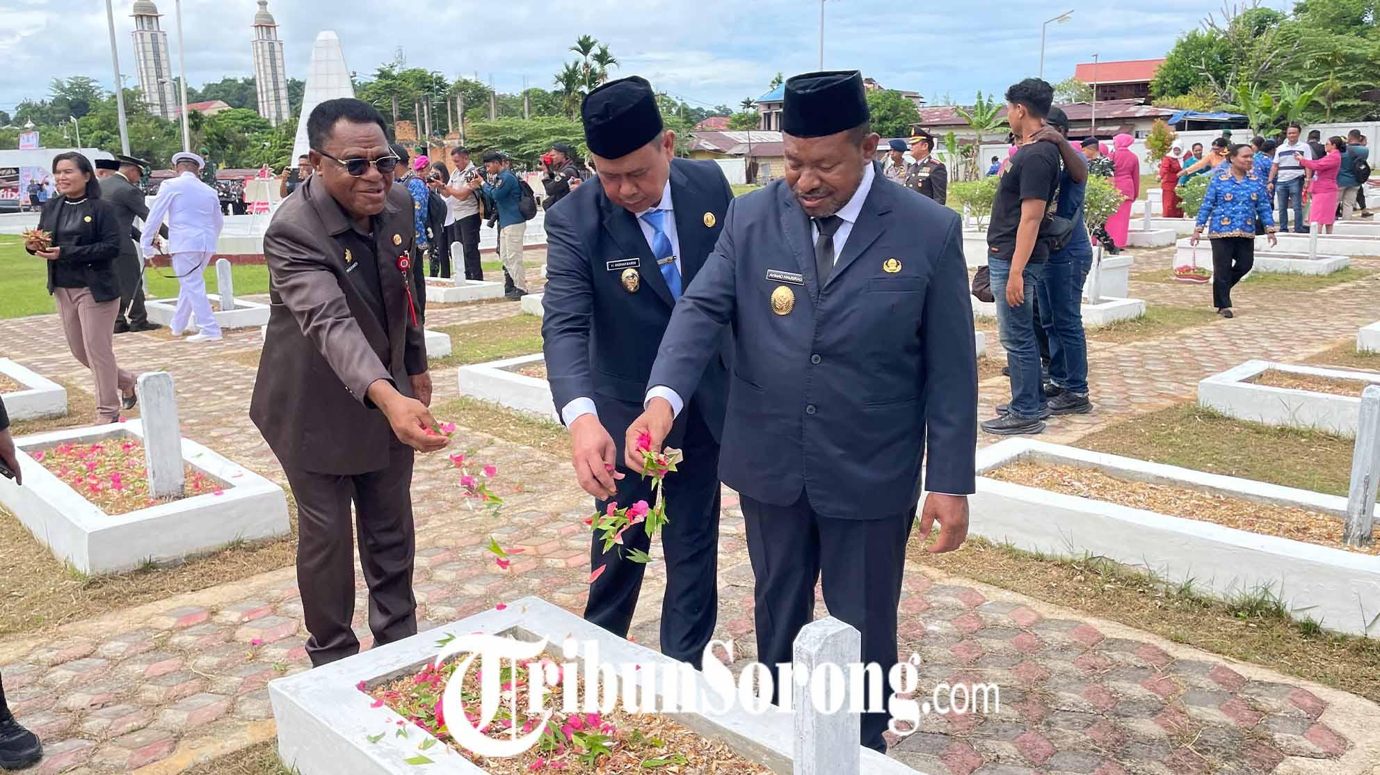 Ziarah di TMP Sorong, Wagub Papua Barat Daya Ajak Generasi Teladani Pengabdian Pahlawan Nasional