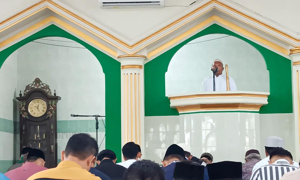 Jumatan di Masjid Al-Mutaqin Aimas Sorong, Khatib Ingatkan Jemaah soal Rasa Malu
