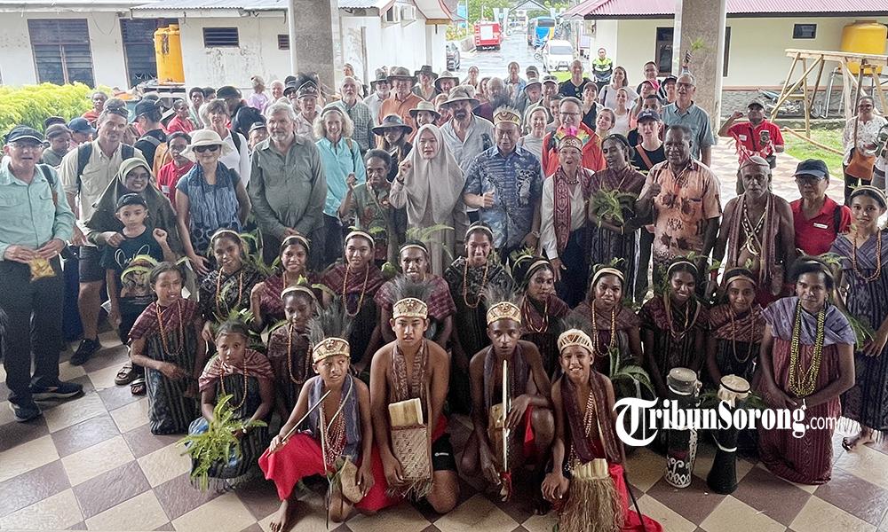 Sorong Bikin Wisawatan MV The World Terkesan, Singgahi 2 Destinasi Menari Yembo