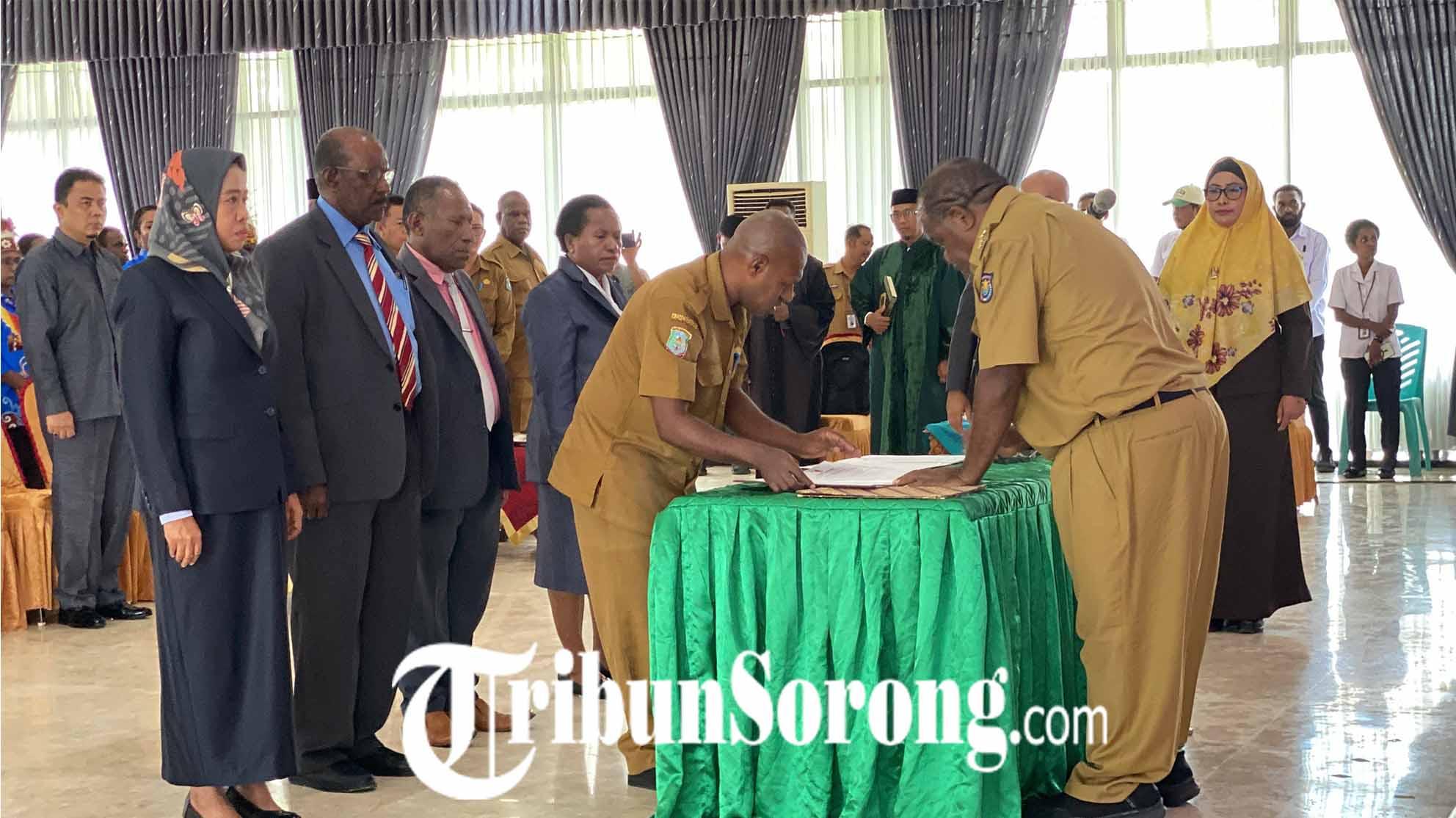Lantik 5 Pejabat, Bupati Sorong Ingatkan Soal Disiplin Administrasi