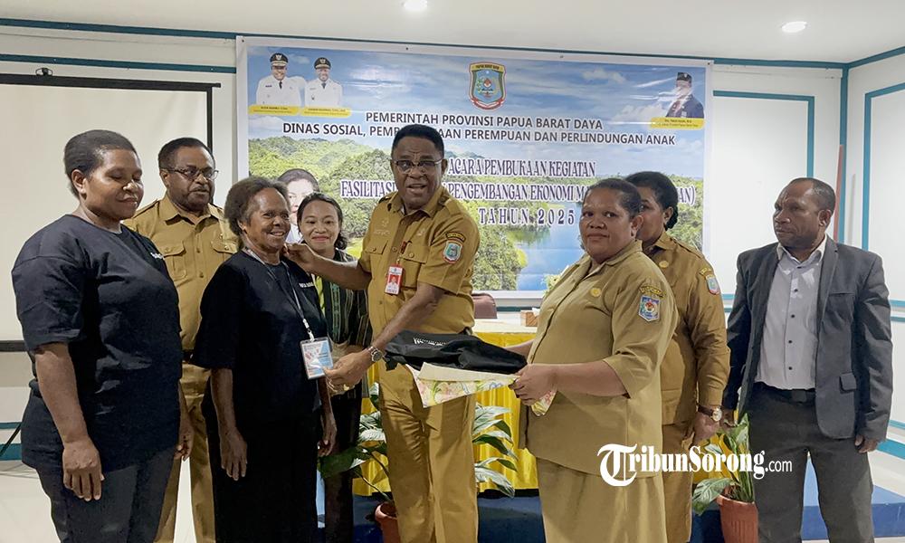Mama-Mama Papua Belajar Anyaman Berbahan Lokal, Program Pemberdayaan Dinsos P3A Papua Barat Daya