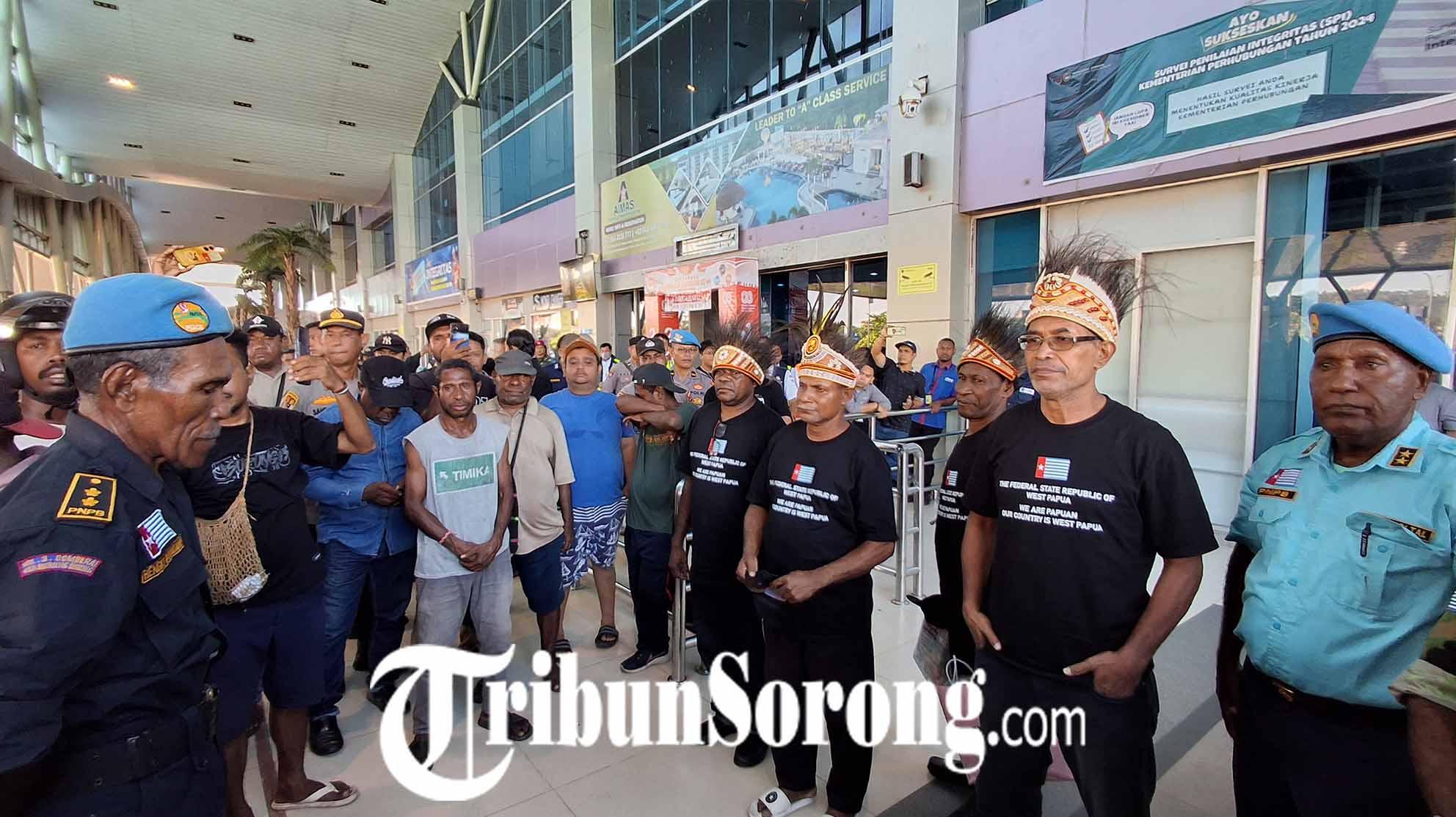 4 Terpidana Kasus Makar NFRPB Disambut Meriah Massa di Bandara Internasional DEO Sorong