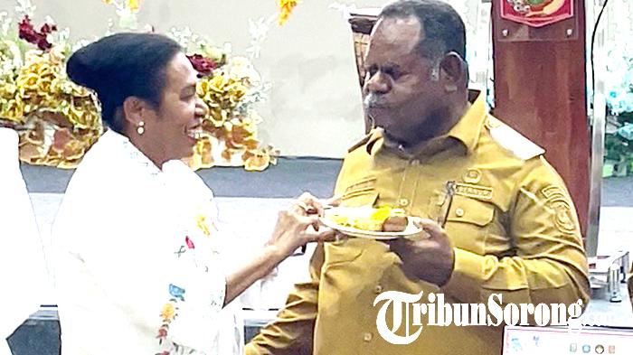 Momen Romantis di Hari Ibu: Gubernur Elisa Kambu dan Istri Saling Suapi Tumpeng