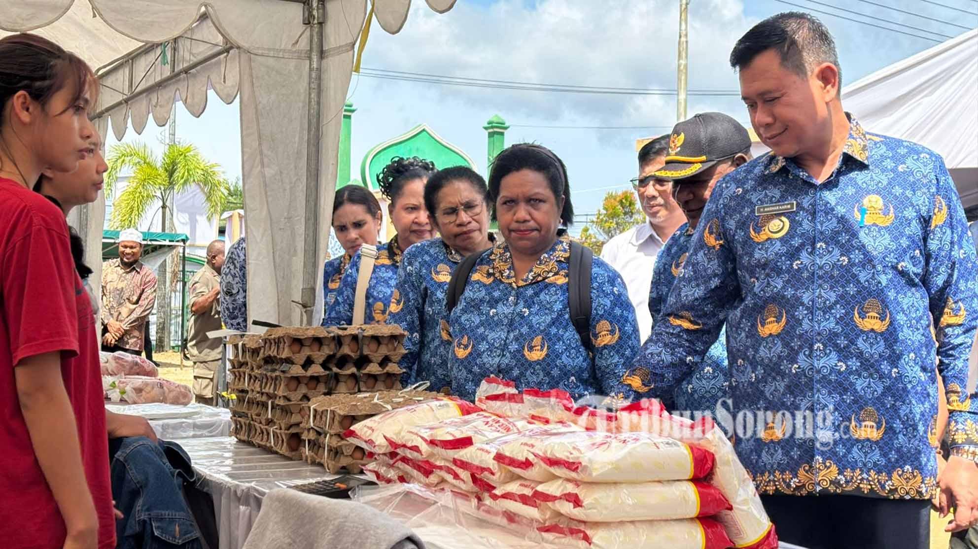 Emak-emak Rela Antre Sejak Pagi Demi Sembako Murah di Masjid Baitusalam Kota Sorong