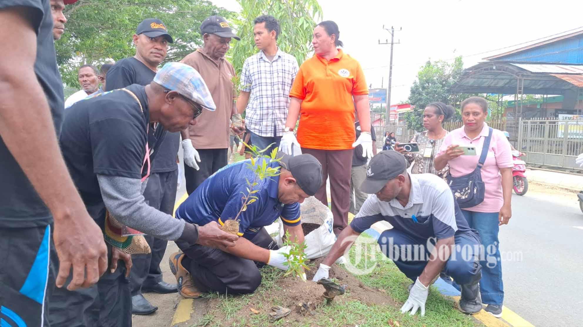 Sambut HUT ke-49, Generasi Muda Klasaman "Hijaukan" Sorong dengan Aksi Bersih Lingkungan