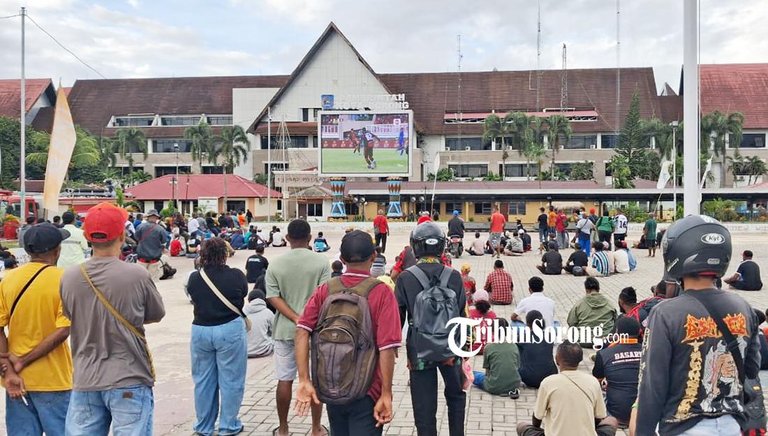 20260508_nobar-persipura-di-kantor-wali-kota-sorong.jpg