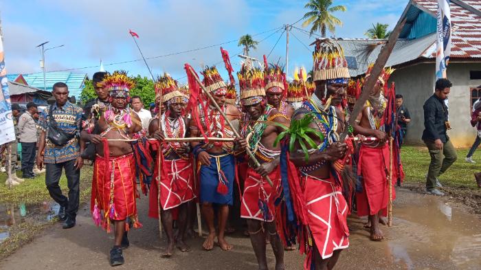 Menuju Gereja St Yoseph Ayawasi, Dubes Vatikan Mgr Piero Pioppo Diiringi dengan Tarian Woun