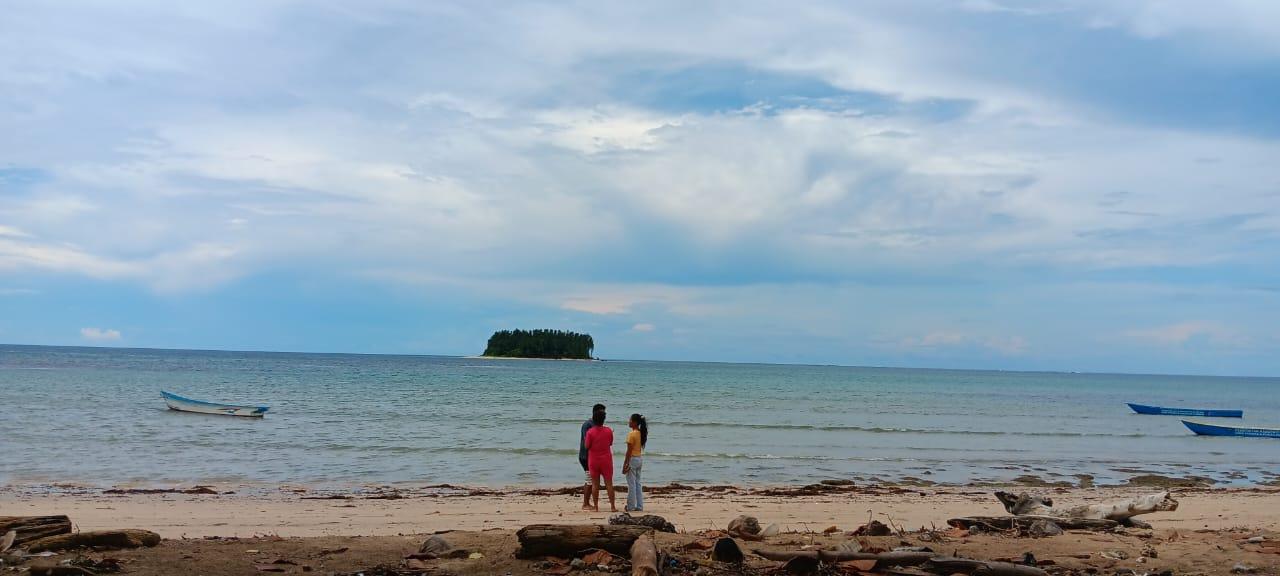 Pantai-Malaumkarta-1.jpg