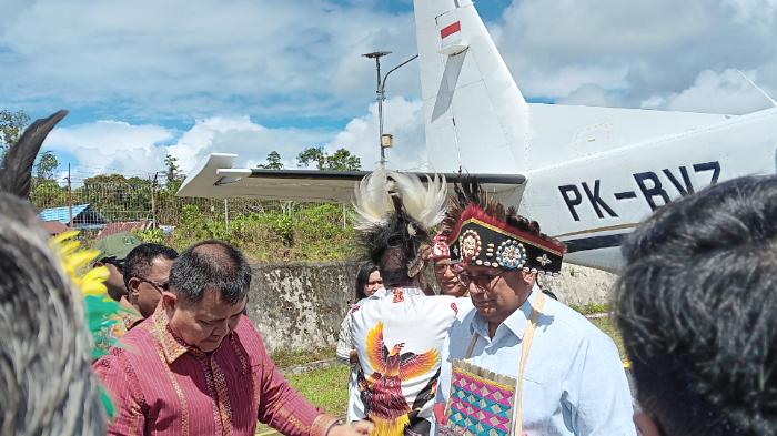 Pj Gubernur Papua Barat Daya Tiba di Ayawasi, Dalam Rangka Peresmian dan Pentahbisan