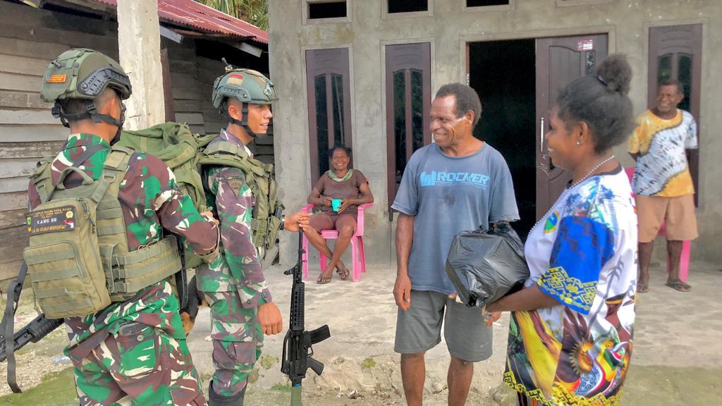 Keceriaan Wajah Warga Aifat, Maybrat Saat Menerima Bantuan Sembako dari Satgas Yonif